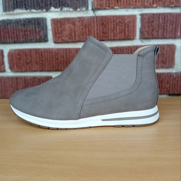 NWT Me Too. 'Elana' Vegan Leather Pull On Hiker Style Booties in Taupe Sz. 11 - Picture 3 of 7